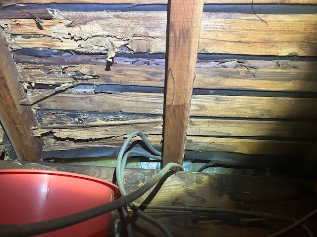 腐食した野地板